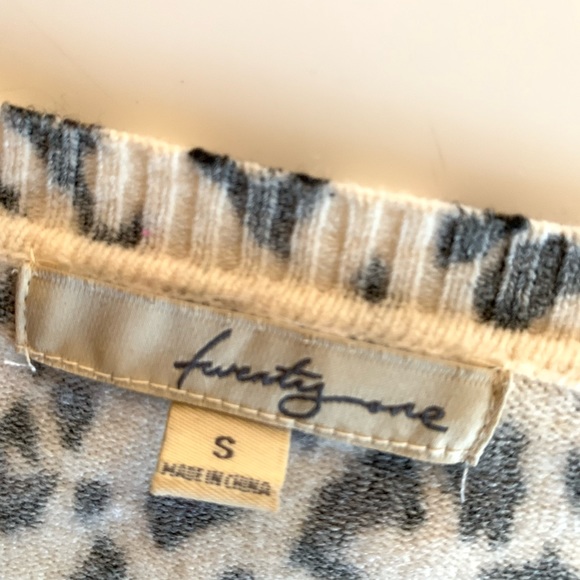 Forever21 Animal Print Cardigan Small with Pockets & Buttons. Good Condition. - Picture 9 of 10